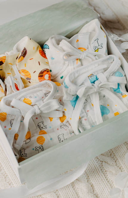 Daily Comfort Set in an elegant gift box, featuring reusable muslin and cotton diapers. Lightweight and breathable, perfect for diaper-free moments, rash prevention, and sustainable baby care. Includes colorful prints for eco-conscious parents.