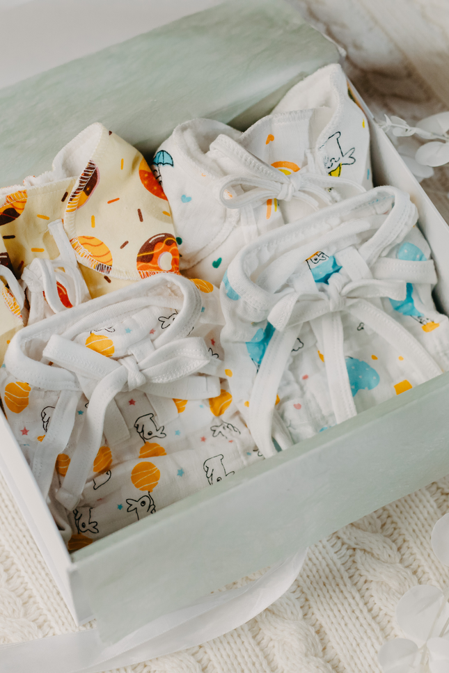 Daily Comfort Set in an elegant gift box, featuring reusable muslin and cotton diapers. Lightweight and breathable, perfect for diaper-free moments, rash prevention, and sustainable baby care. Includes colorful prints for eco-conscious parents.