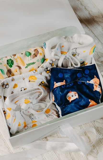 Reusable organic diapers for babies and toddlers. Stylish gift box. diaper-free time, and baby shower gifts. Sustainable baby shower gift set for winter moms featuring reusable cloth nappies, soft organic cotton, and eco-friendly packaging. Potty training set. 