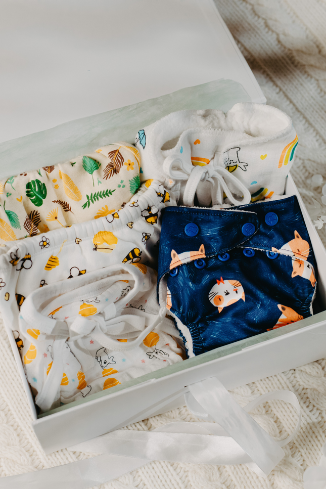 Reusable organic diapers for babies and toddlers. Stylish gift box. diaper-free time, and baby shower gifts. Sustainable baby shower gift set for winter moms featuring reusable cloth nappies, soft organic cotton, and eco-friendly packaging. Potty training set. 