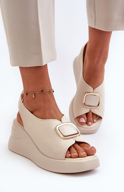 Elegante beige Leder-Plateausandalen für Damen mit 8 cm hohem Absatz, bequemem Fußbett und elastischem Fersenband für perfekten Sitz. Perfekt für Sommeroutfits, lässige Eleganz und den täglichen Gebrauch.