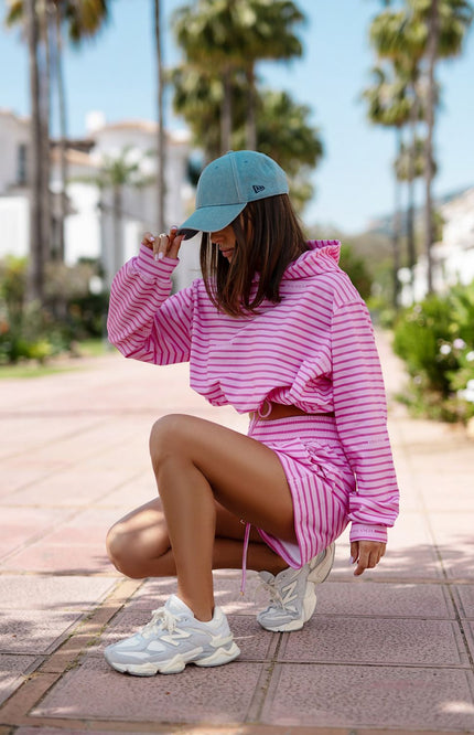 Comfortable and stylish tracksuit set, perfect for everyday relaxation and active rest. The long-sleeved sweatshirt with ribbed cuffs is equipped with a practical hood and a tie at the bottom, which allows you to adjust the fit to your silhouette. The shorts with a wide, elastic waistband provide comfort, and the slip pockets add functionality. The soft and pleasant to the touch material makes the set perfect for both at home and for a walk or weekend relaxation.
