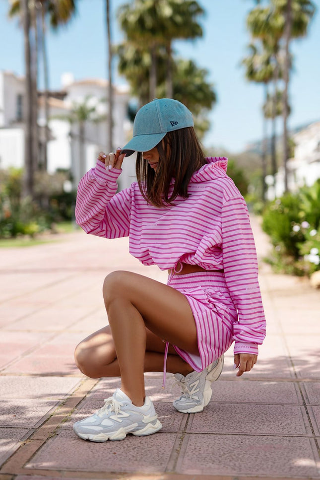Comfortable and stylish tracksuit set, perfect for everyday relaxation and active rest. The long-sleeved sweatshirt with ribbed cuffs is equipped with a practical hood and a tie at the bottom, which allows you to adjust the fit to your silhouette. The shorts with a wide, elastic waistband provide comfort, and the slip pockets add functionality. The soft and pleasant to the touch material makes the set perfect for both at home and for a walk or weekend relaxation.
